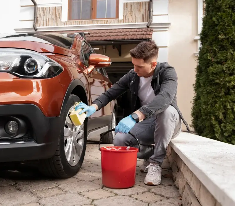 Lavage auto à domicile Cuxac-Cabardès : professionnel intervenant sur un véhicule